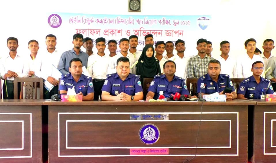 লক্ষ্মীপুরে মেধা আর যোগ্যতায় পুলিশে চাকরি পেয়ে উচ্ছ্বসিত ২৪ তরুণ-তরুণী